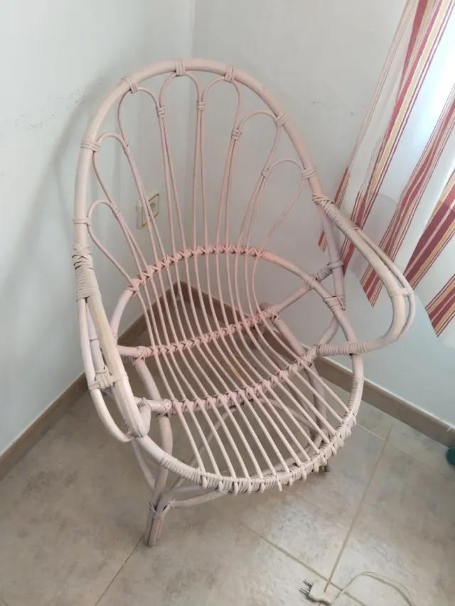 Silla de ratán beige y rosa