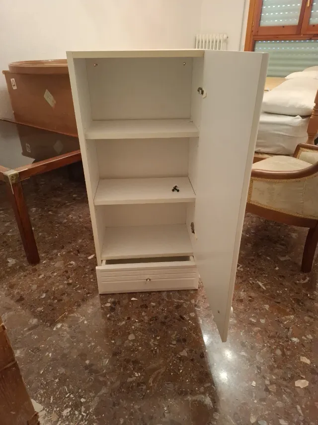 Piccolo armadio da bagno a parete bianco