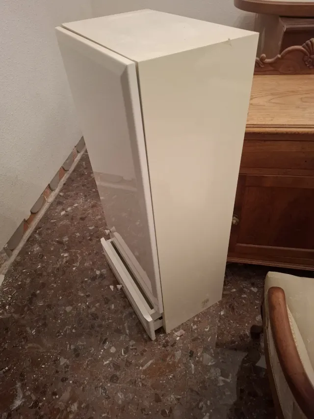 Piccolo armadio da bagno a parete bianco