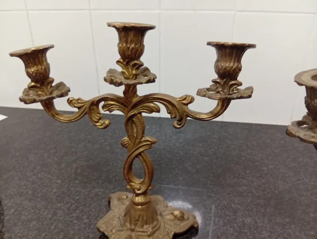 Candelabros de metal dorados