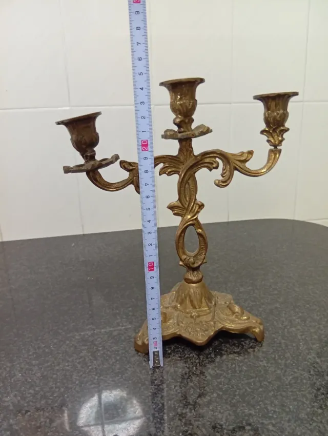 Candelabros de metal dorados