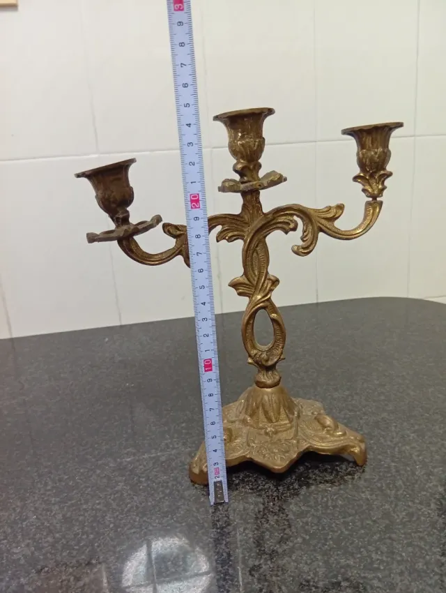 Candelabros de metal dorados