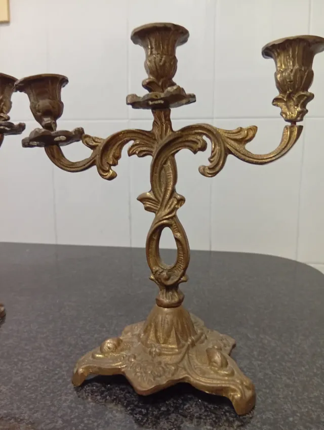 Candelabros de metal dorados