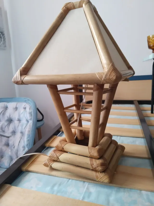 Lampada da tavolo in bambù e tessuto