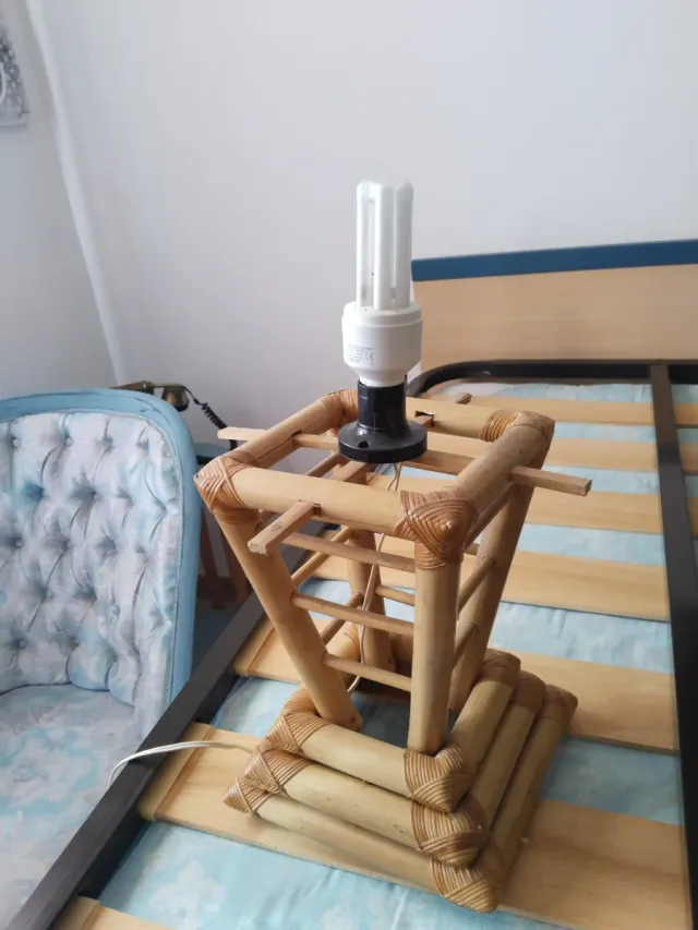 Lampada da tavolo in bambù e tessuto