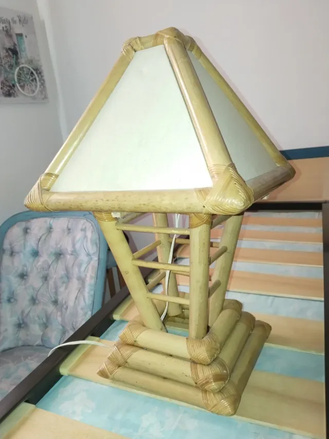 Lampada da tavolo in bambù e tessuto