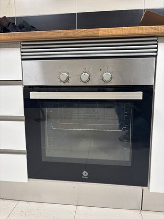 Cocina modular blanca y madera