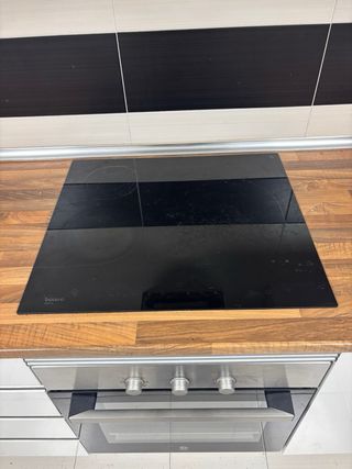 Cocina modular blanca y madera