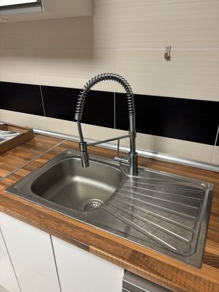 Cocina modular blanca y madera