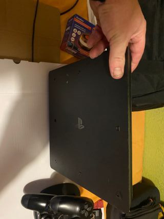Playstation 4 en muy buen estado capacidad de 1 TB
