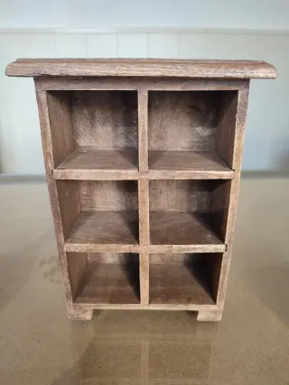 Pequeña cajonera. Decoración étnica