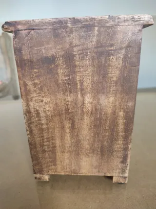 Pequeña cajonera. Decoración étnica