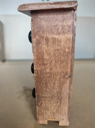 Pequeña cajonera. Decoración étnica