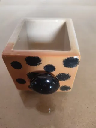 Pequeña cajonera. Decoración étnica