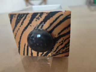 Pequeña cajonera. Decoración étnica