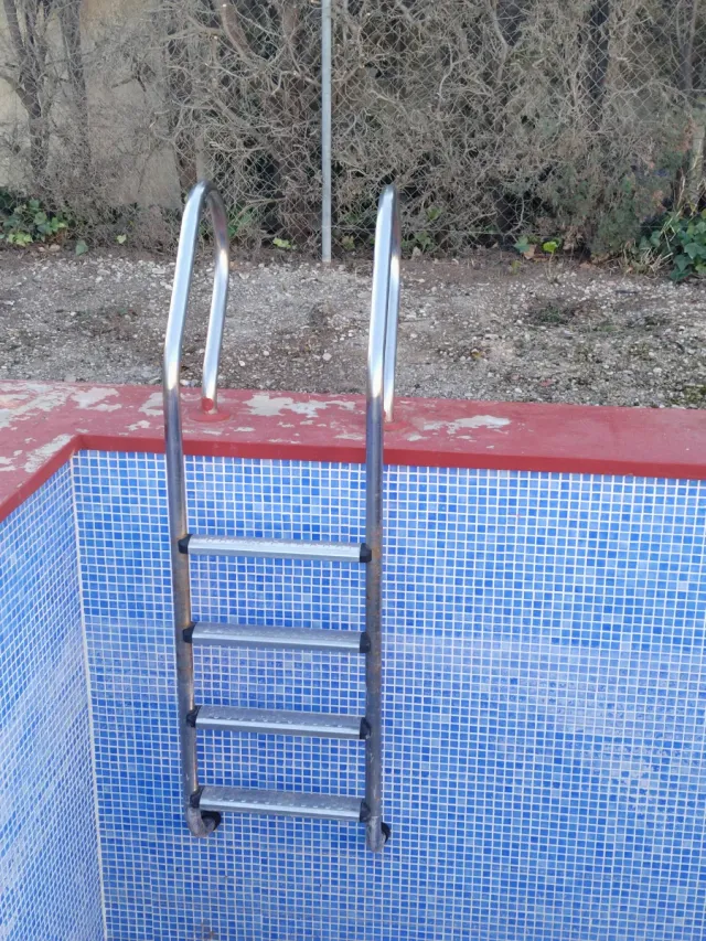 Escalera de piscina metálica