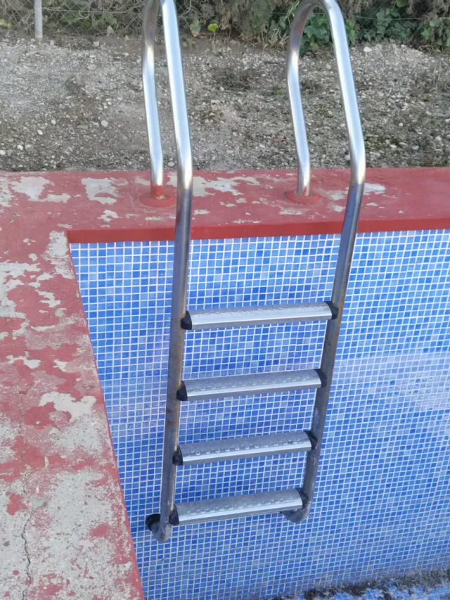Escalera de piscina metálica