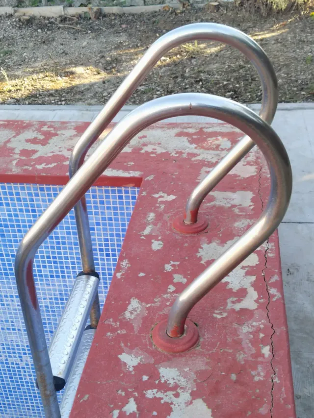 Escalera de piscina metálica