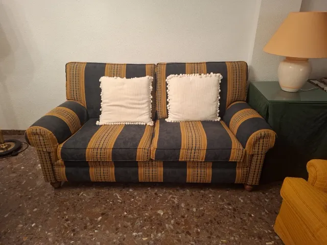 Sofá de 2 plazas impecable