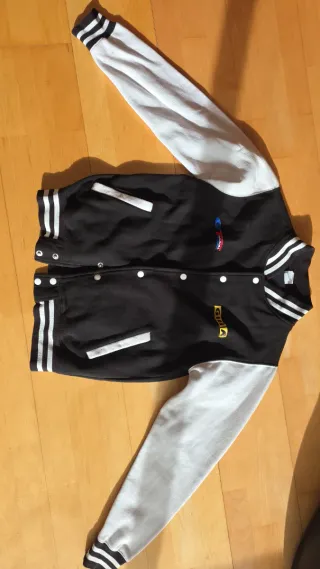 Chaqueta bomber negra y blanca