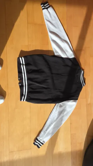 Chaqueta bomber negra y blanca