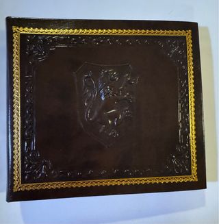 Album foto effetto pelle con leone rampante.