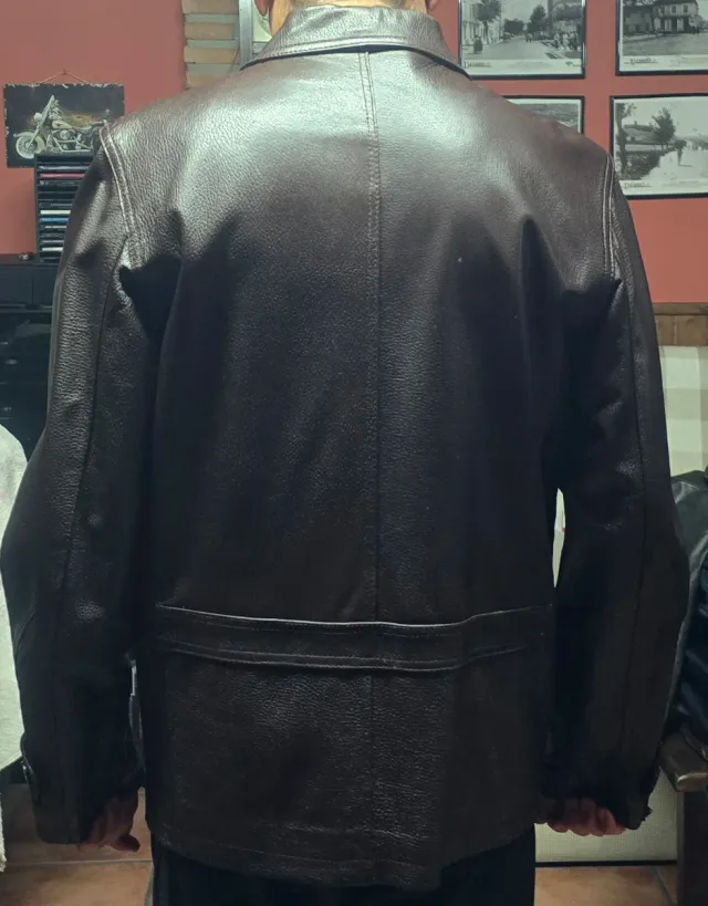 Chaqueta de cuero marrón oscuro