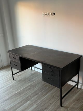 Escritorio de metal negro