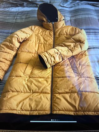 Abrigo acolchado amarillo y negro