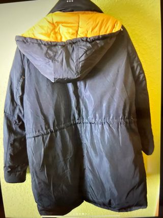 Abrigo acolchado amarillo y negro