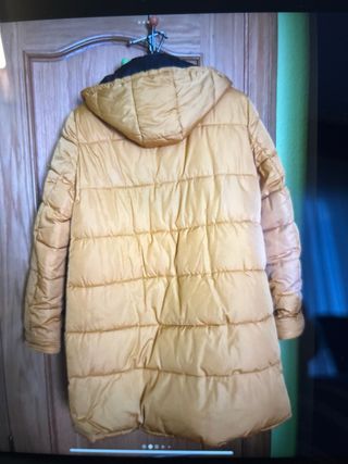 Abrigo acolchado amarillo y negro