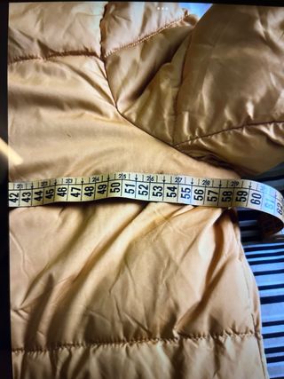 Abrigo acolchado amarillo y negro