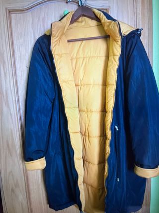 Abrigo acolchado amarillo y negro