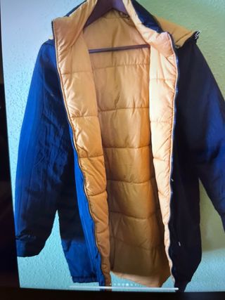 Abrigo acolchado amarillo y negro