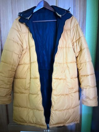 Abrigo acolchado amarillo y negro