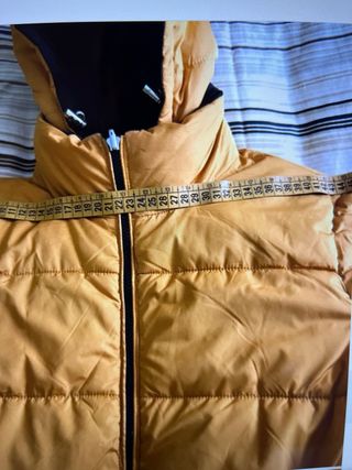 Abrigo acolchado amarillo y negro