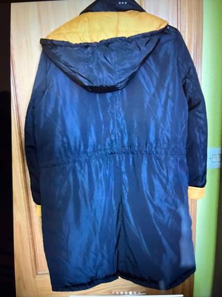 Abrigo acolchado amarillo y negro