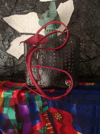 Bolso Piel Cocodrilo Negro y Rojo
