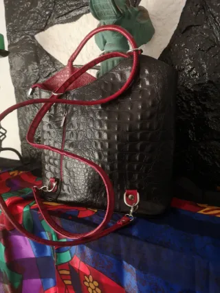 Bolso Piel Cocodrilo Negro y Rojo