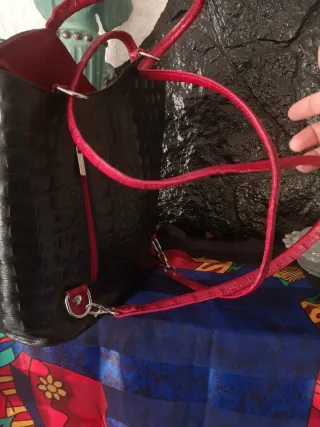 Bolso Piel Cocodrilo Negro y Rojo