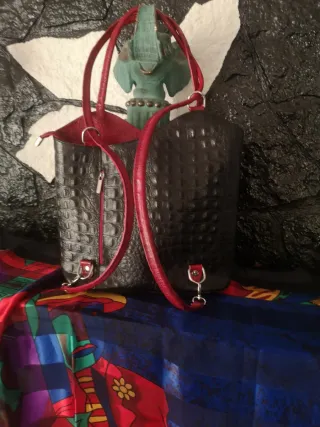 Bolso Piel Cocodrilo Negro y Rojo