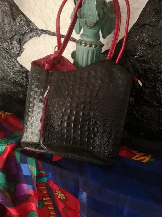 Bolso Piel Cocodrilo Negro y Rojo
