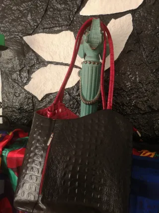 Bolso Piel Cocodrilo Negro y Rojo