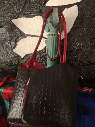 Bolso Piel Cocodrilo Negro y Rojo