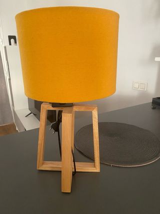 Lampada da tavolo in legno e tessuto