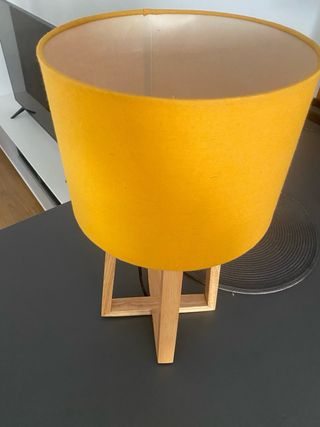 Lampada da tavolo in legno e tessuto