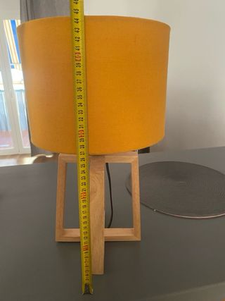 Lampada da tavolo in legno e tessuto