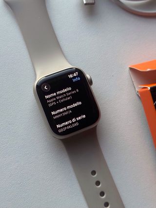Apple Watch Series 8 41mm (GPS + Cellular) Argento