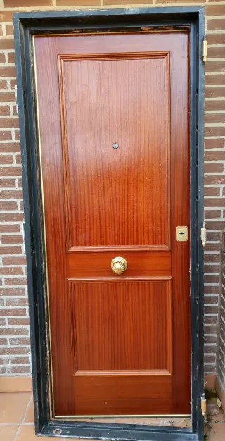 Puerta de madera de entrada acorazada