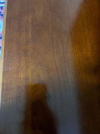 comoda    de madera marrón